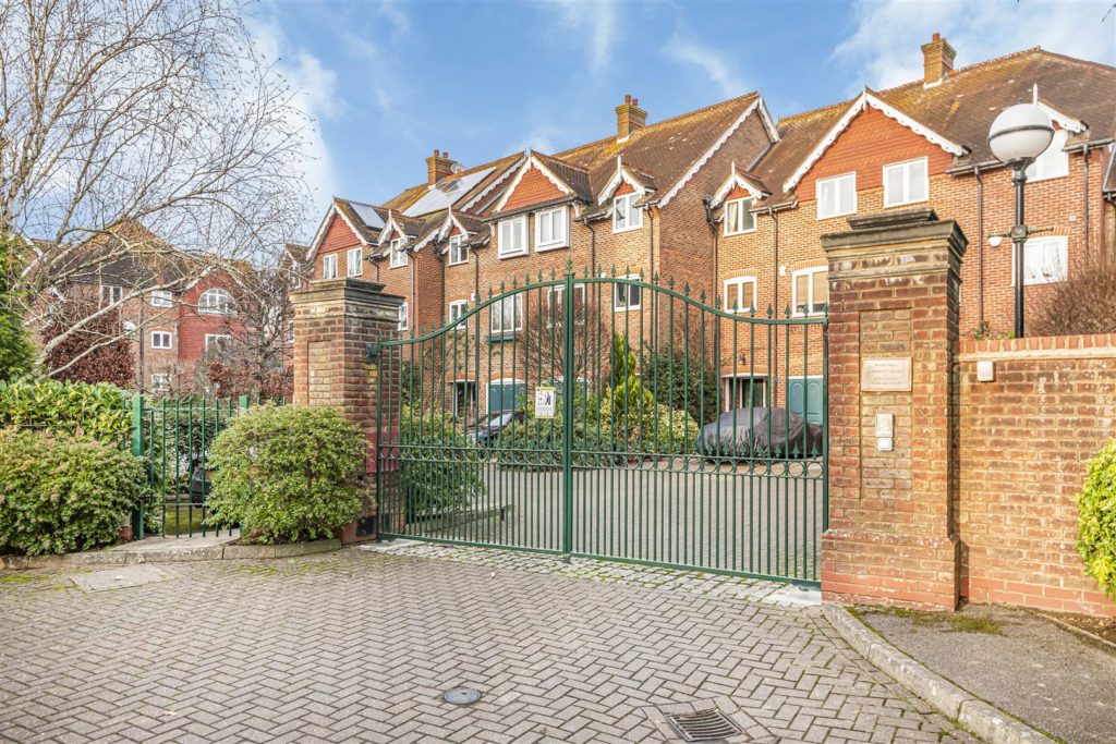 WALLIS MEWS, LEATHERHEAD, KT22