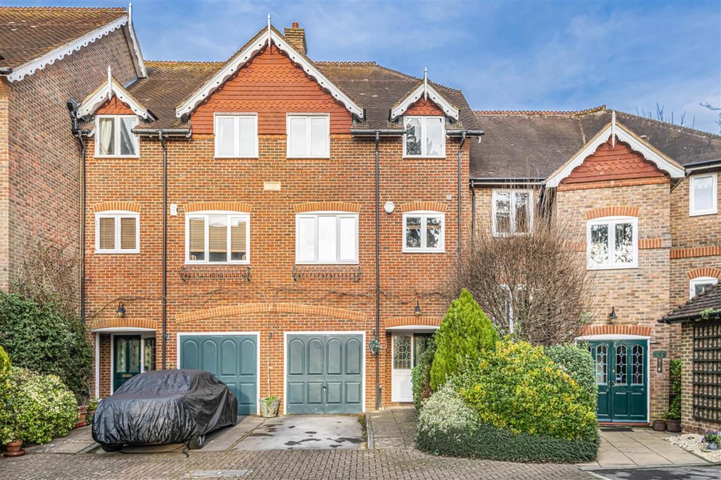 WALLIS MEWS, LEATHERHEAD, KT22