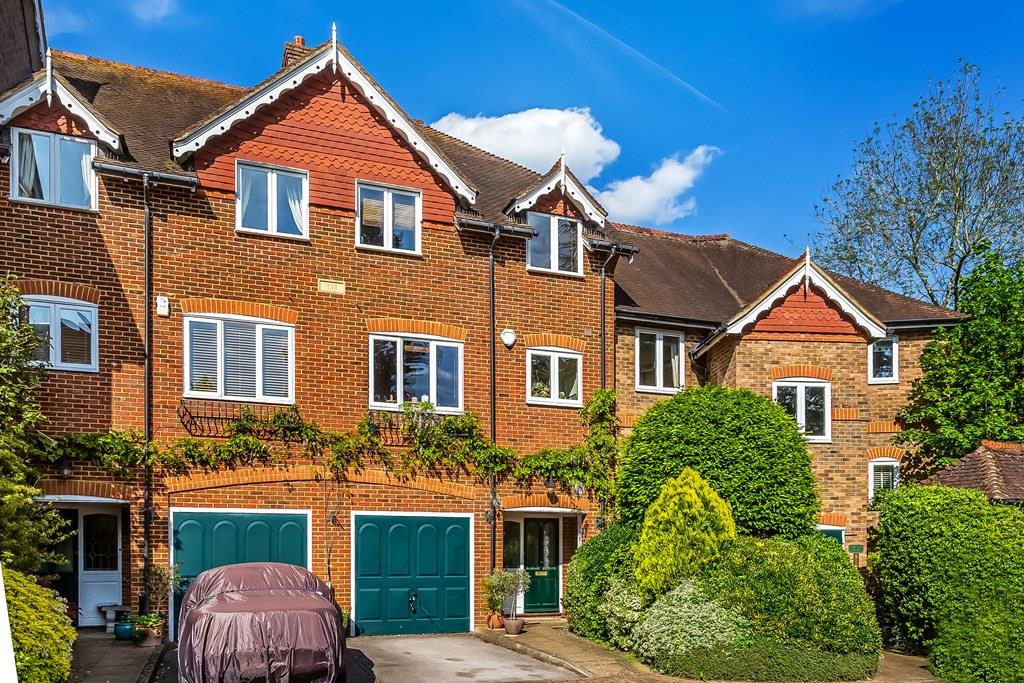 WALLIS MEWS, LEATHERHEAD, KT22