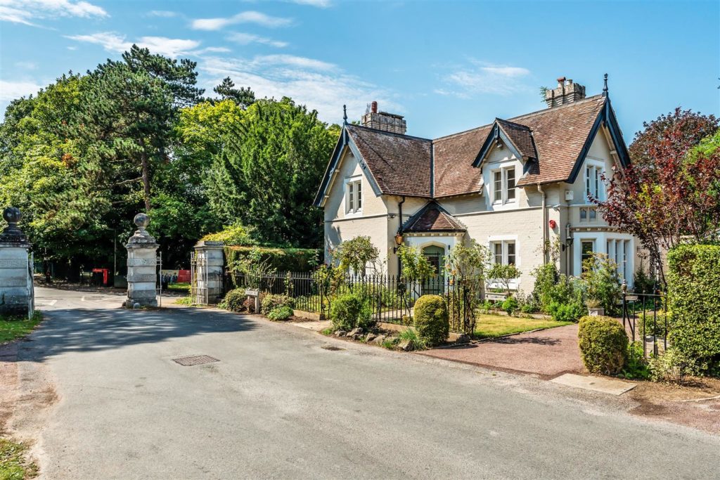 ROOKERY HILL, ASHTEAD, KT21