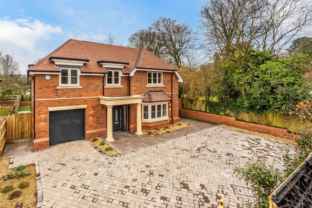 HIGHLANDS ROAD, LEATHERHEAD KT22