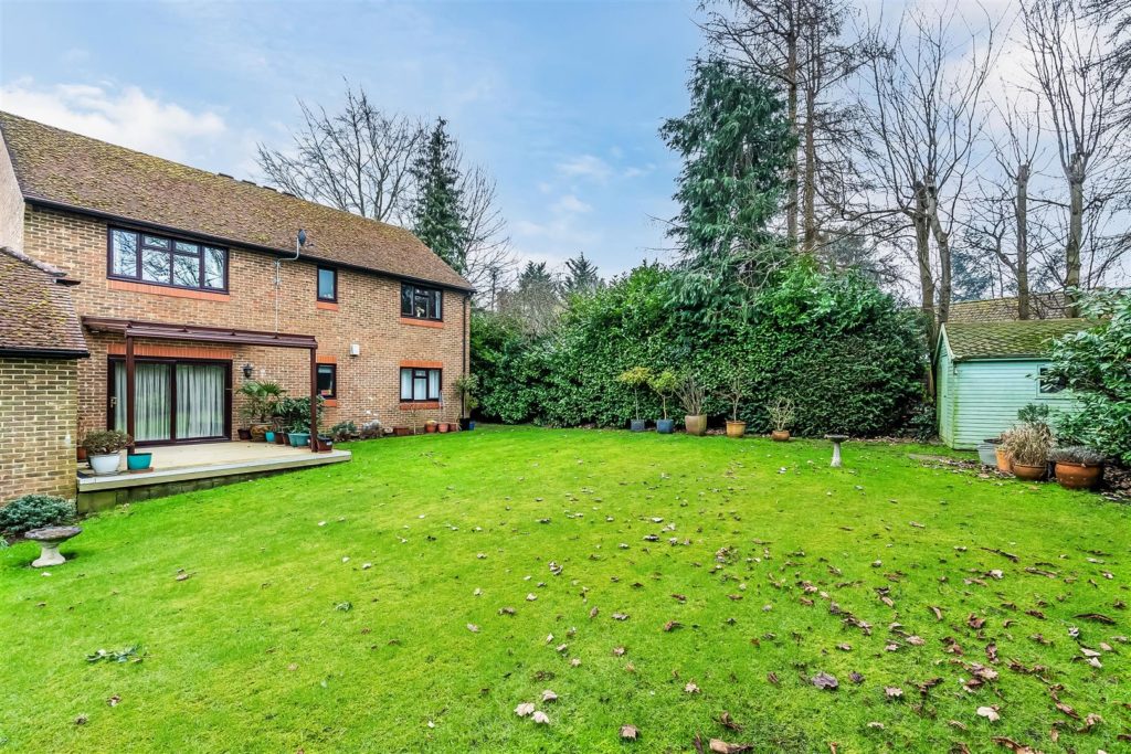 LEATHERHEAD ROAD, ASHTEAD, KT21 2SU