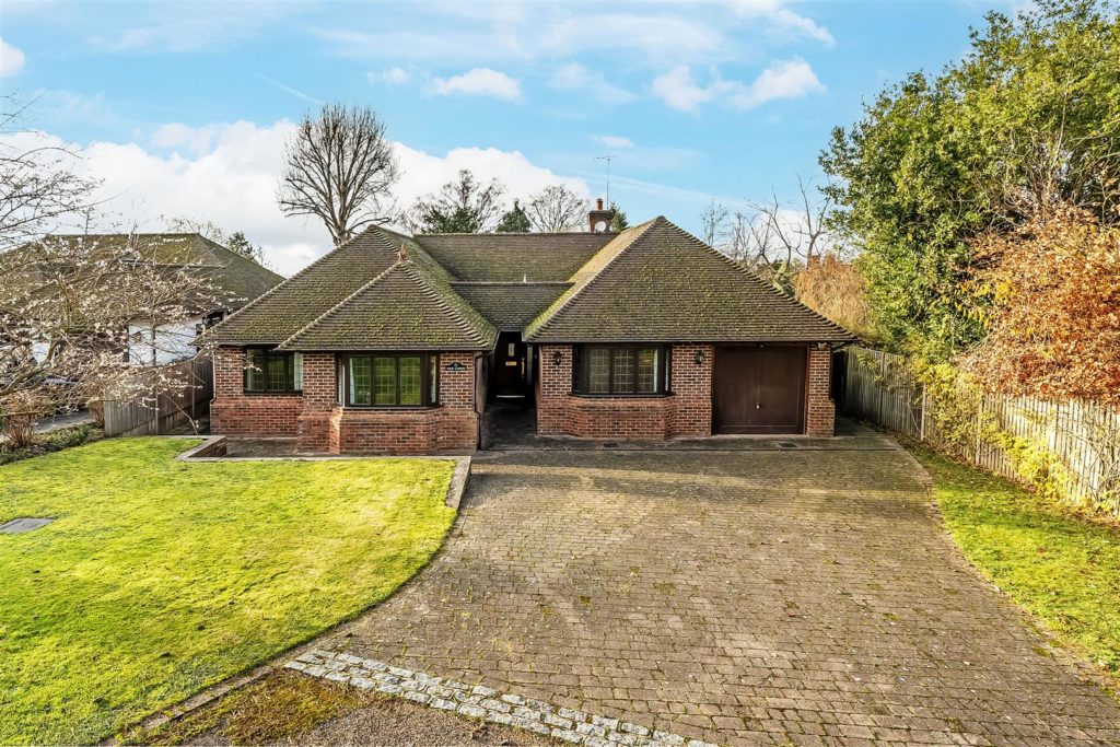 HIGHLANDS ROAD, SOUTH LEATHERHEAD, KT22